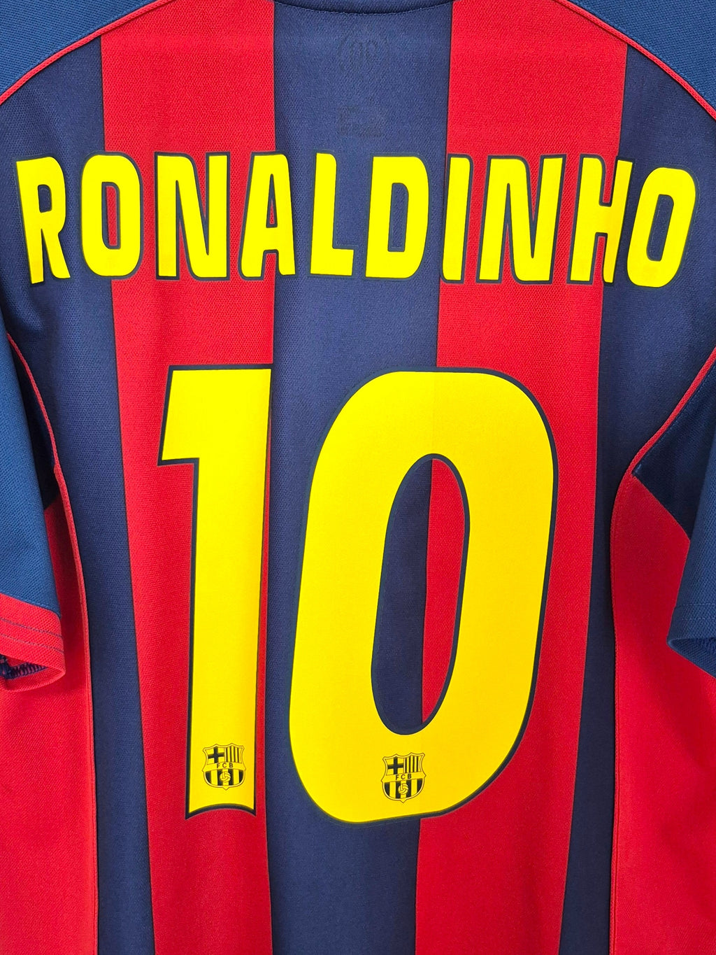 FC Barcelona 2004-2005 Ronaldinho Basic Home Shirt (L)