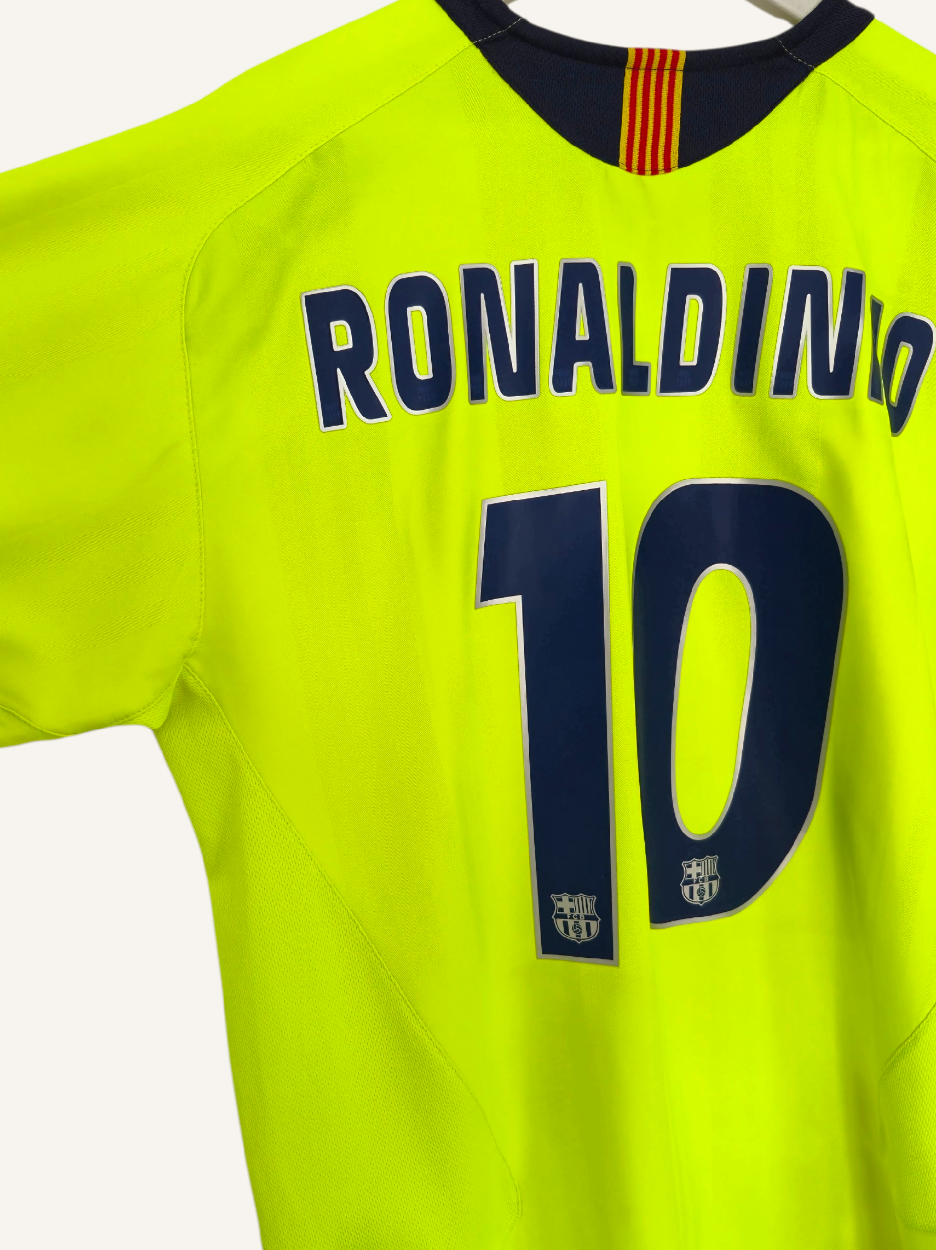 FC Barcelona 2005-2006 Ronaldinho Away Shirt (XL)