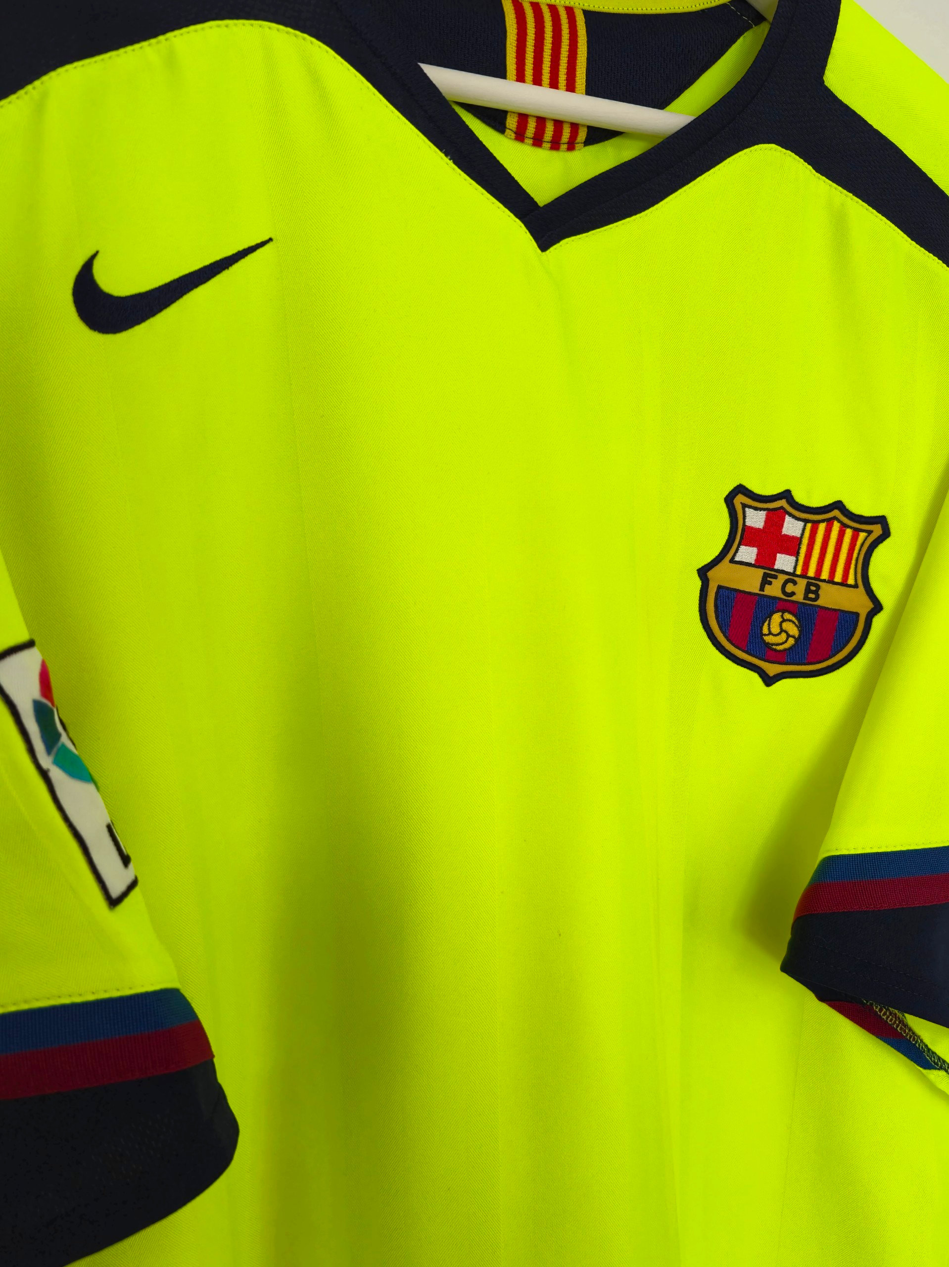 FC Barcelona 2005-2006 Ronaldinho Away Shirt (XL)