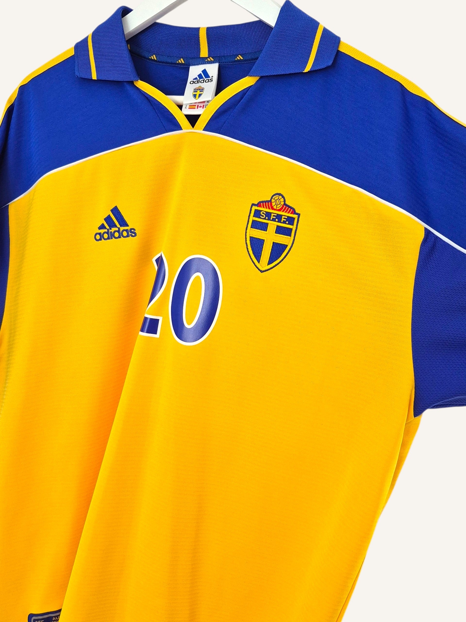 Sweden 2000-2002 Larsson Euro  Home Shirt (XL)